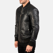 
Black Sheepskin Leather Bomber Jacket - Takaa istuvilla olkapäillä ja siistillä helmalla