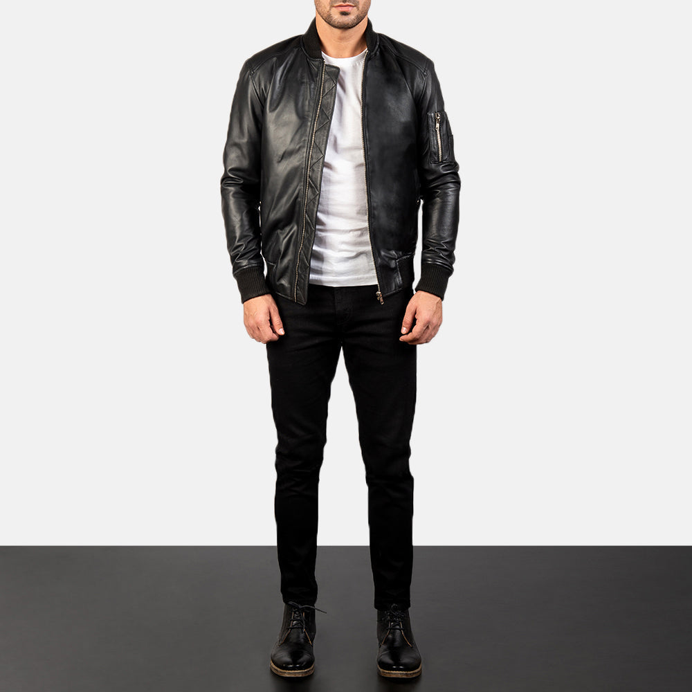 
Bomia Ma-1 Black Leather Bomber Jacket - Sivuprofiili ergonomisella hihanleikkauksella