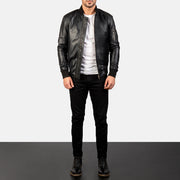 
Bomia Ma-1 Black Leather Bomber Jacket - Sivuprofiili ergonomisella hihanleikkauksella