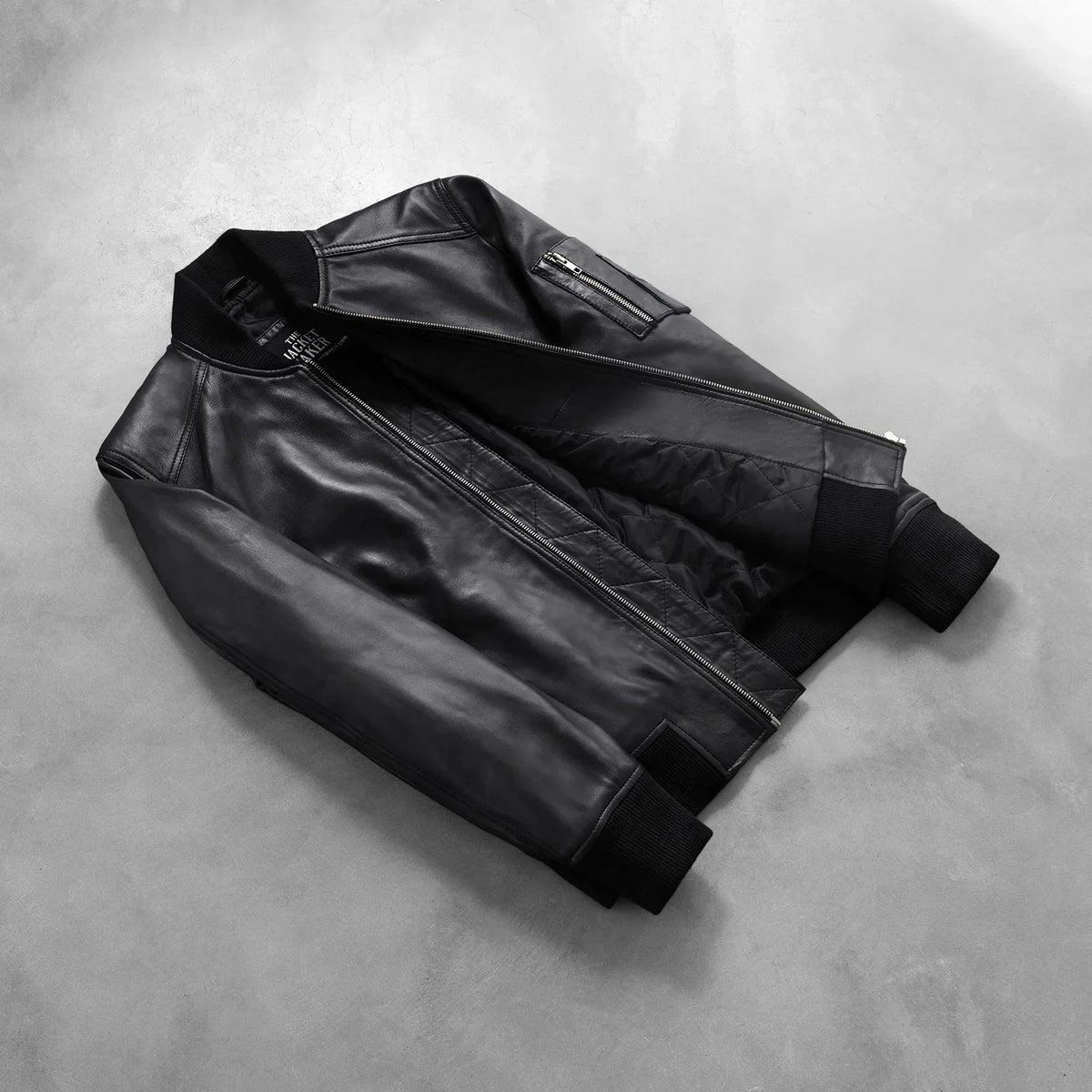 
Päällä sovitetun näkymä:  Bomia Ma-1 Black Leather Bomber Jacket mallin päällä luonnollisessa päivänvalossa