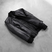 
Päällä sovitetun näkymä:  Bomia Ma-1 Black Leather Bomber Jacket mallin päällä luonnollisessa päivänvalossa