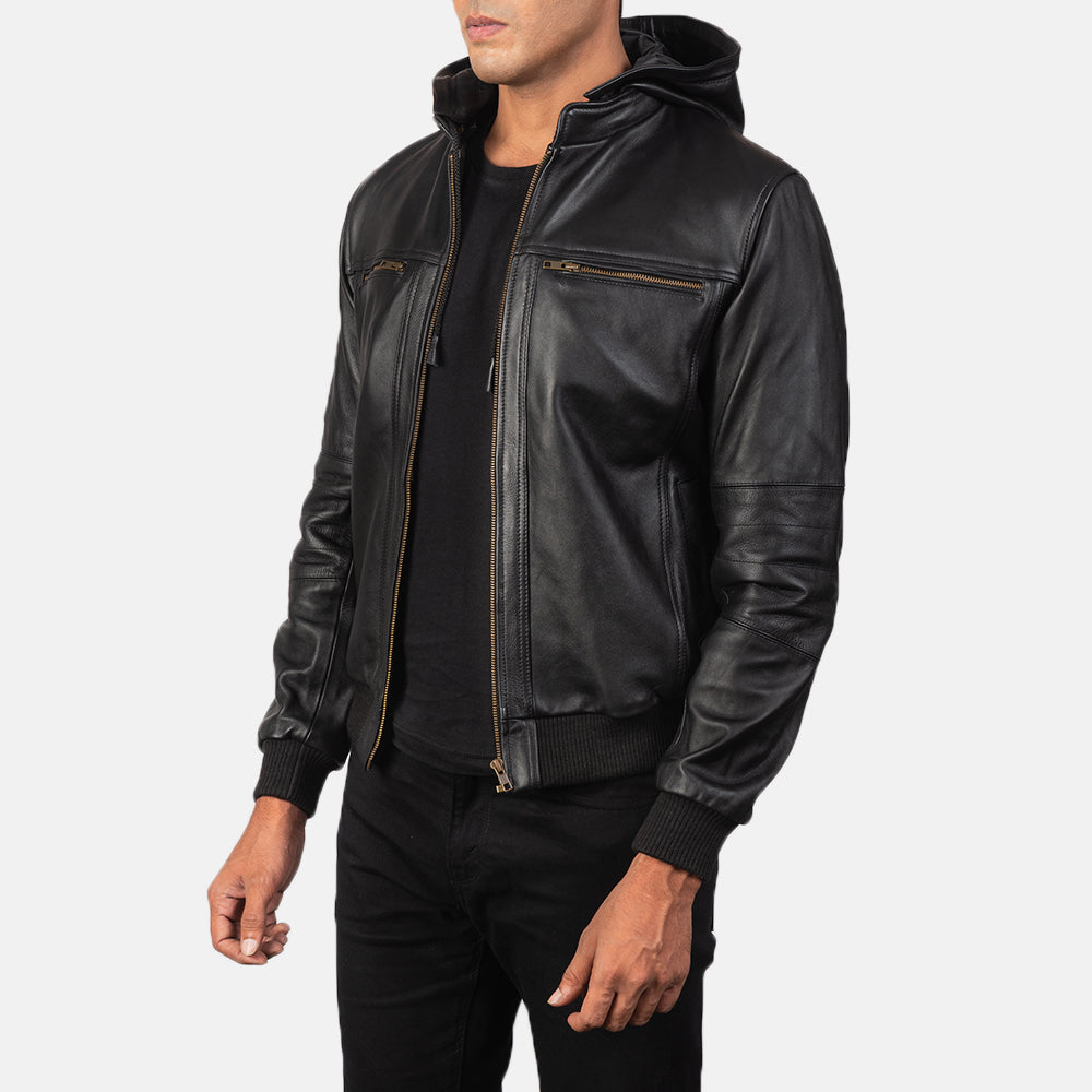 
Black Cowhide Leather Bomber Jacket - Takaa istuvilla olkapäillä ja siistillä helmalla