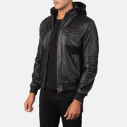 
Black Cowhide Leather Bomber Jacket - Takaa istuvilla olkapäillä ja siistillä helmalla