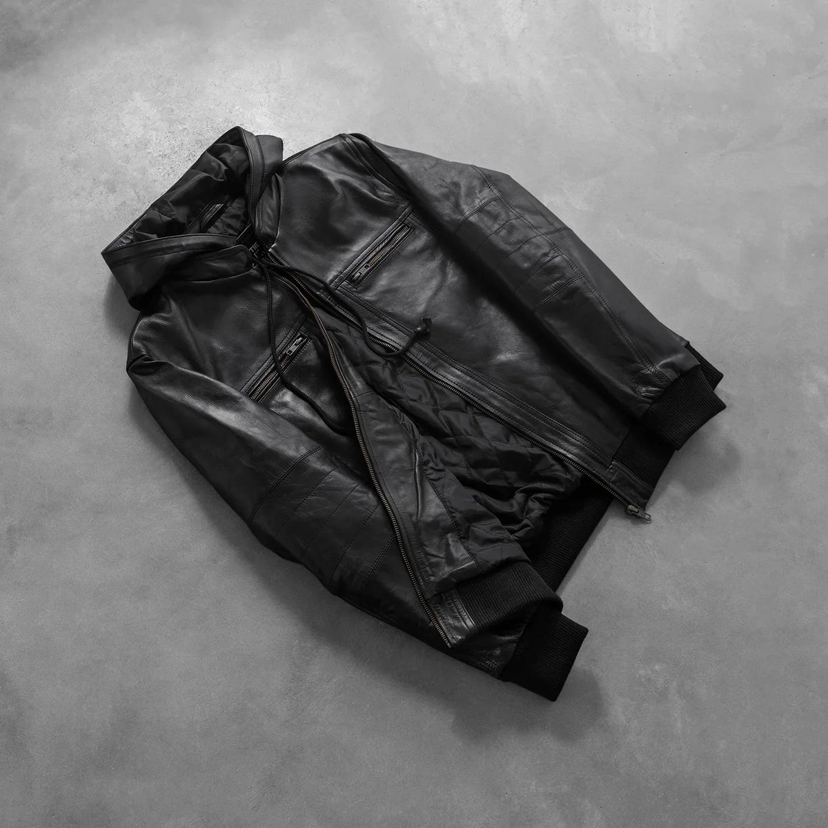 
Päällä sovitetun näkymä:  Bouncer Biz Black Leather Hooded Bomber Jacket mallin päällä luonnollisessa päivänvalossa