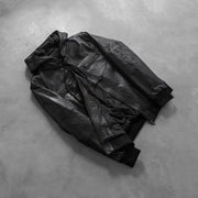 
Päällä sovitetun näkymä:  Bouncer Biz Black Leather Hooded Bomber Jacket mallin päällä luonnollisessa päivänvalossa