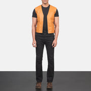 Men's Brandon Vaaleanruskea Ruskea Nahkaliivi Miehille - Lateral Side Profile View Showing Sleeve Cut &amp; Athletic Taper Fit