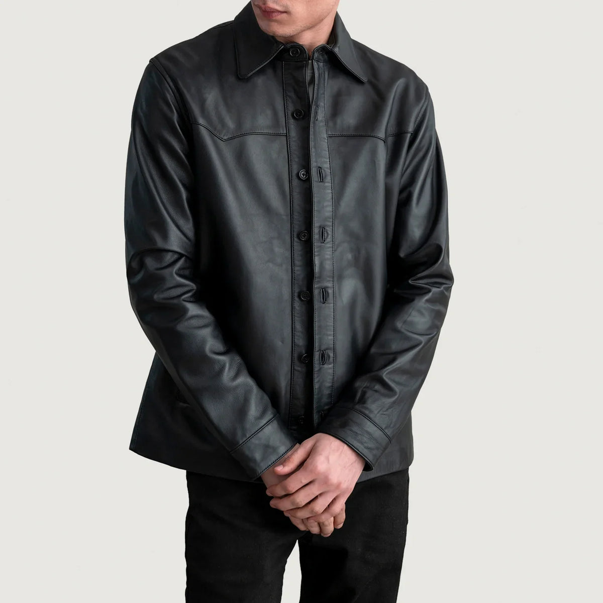 
Bronco Musta Leather Shirt Miehille in Black Sheepskin Leather - Edestä ja räätälöity siluetti | Osta verkosta
