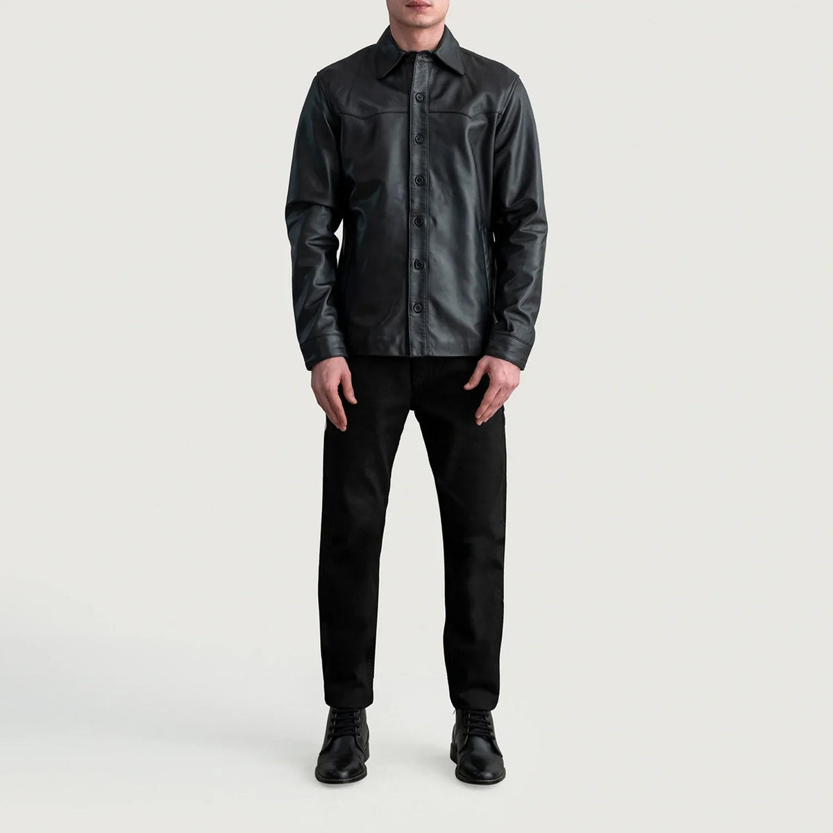 
Yksityiskohtainen lähikuva of Shirt & Buttons Hardware on Bronco Musta Leather Shirt Miehille