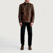 
Yksityiskohtainen lähikuva of Shirt & Buttons Hardware on Bronco Distressed Ruskea Leather Shirt Miehille