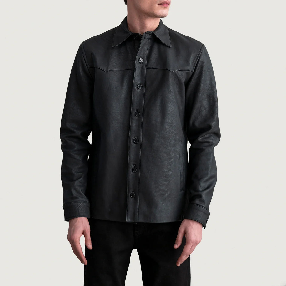 
Bronco Tumbled Musta Leather Shirt Miehille - Sivuprofiili ergonomisella hihanleikkauksella