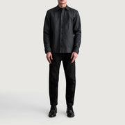 
Yksityiskohtainen lähikuva of Shirt & Buttons Hardware on Bronco Tumbled Musta Leather Shirt Miehille