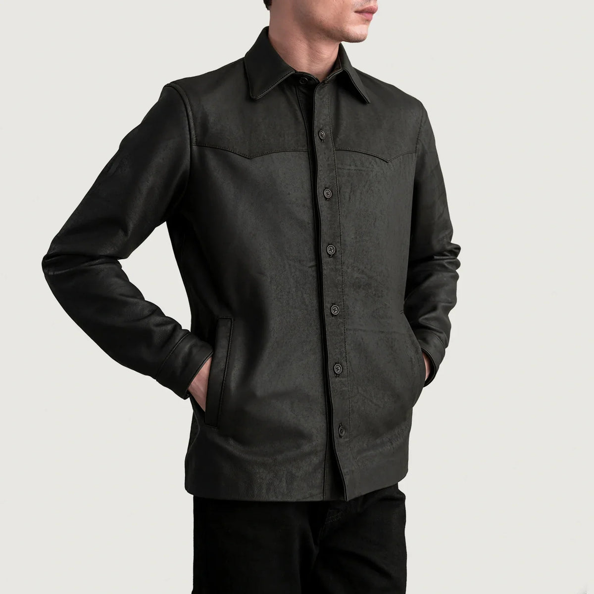 
Bronco Tumbled Ruskea Leather Shirt Miehille - Sivuprofiili ergonomisella hihanleikkauksella