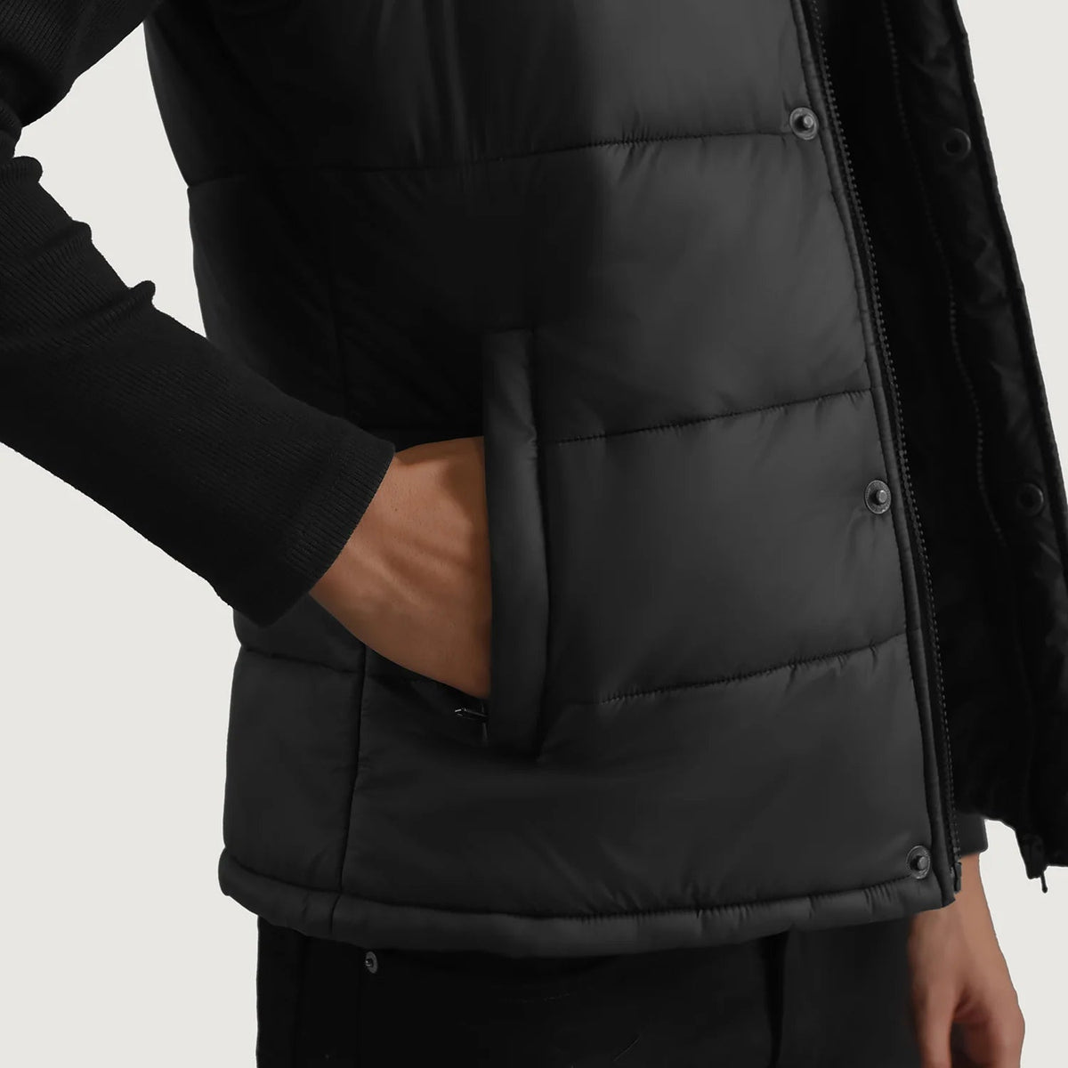 
Sisäpuolen näkymä Showing Quilted Viscose Lining & Kaksi käytännöllistä sisätaskua