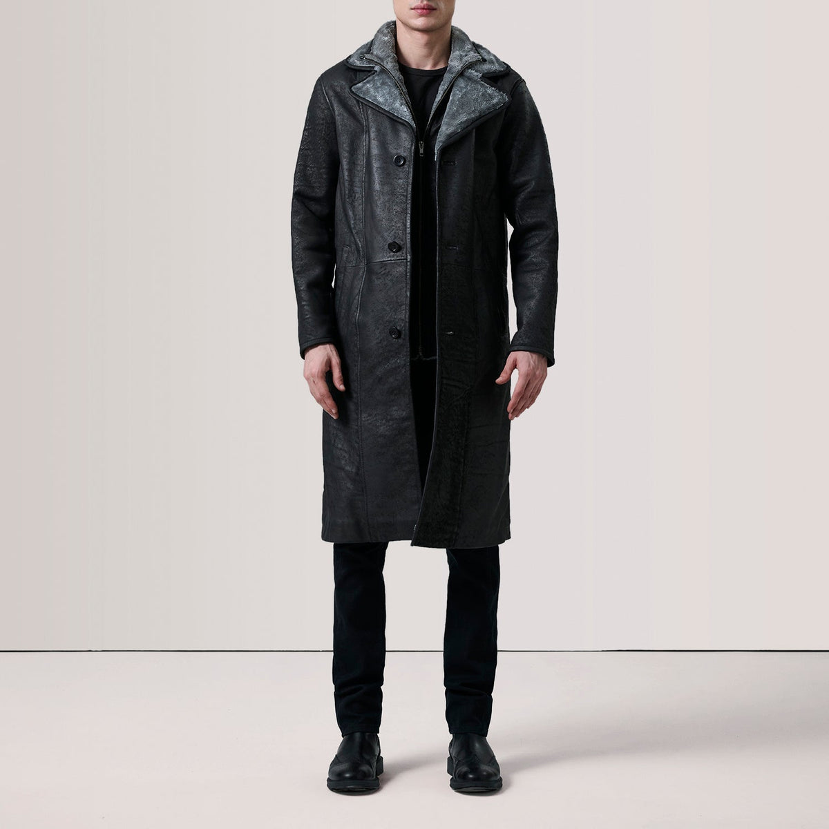 
Distressed Black Sheepskin Snuffed Aviator Jacket - Takaa istuvilla olkapäillä ja siistillä helmalla