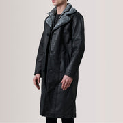 
Cai Distressed Musta Leather Shearling Nahkatakki pitkä Miehille For Men - Sivuprofiili ergonomisella hihanleikkauksella