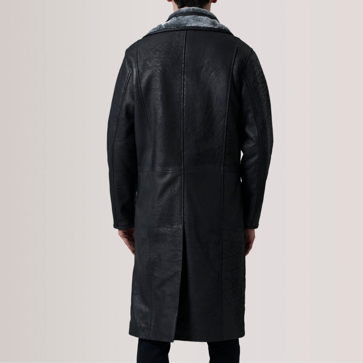 
Yksityiskohtainen lähikuva of Notch & Button Hardware on Cai Distressed Musta Leather Shearling Nahkatakki pitkä Miehille For Men