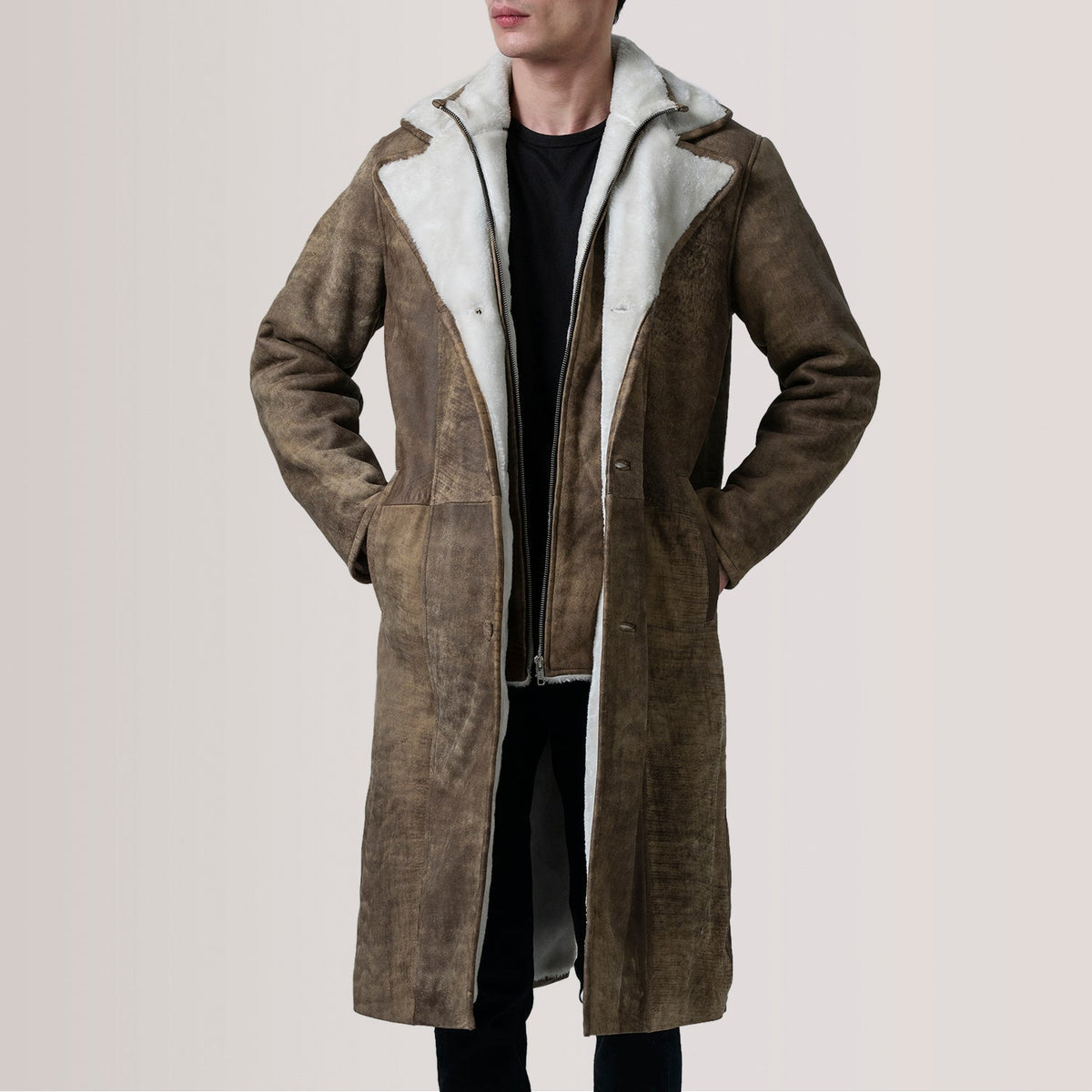 
Cai Distressed Ruskea Leather Shearling Nahkatakki pitkä Miehille For Men in Distressed Brown Sheepskin Snuffed - Edestä ja räätälöity siluetti | Osta verkosta