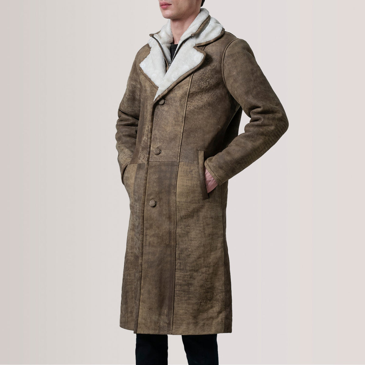 
Cai Distressed Ruskea Leather Shearling Nahkatakki pitkä Miehille For Men - Sivuprofiili ergonomisella hihanleikkauksella