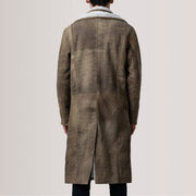 
Yksityiskohtainen lähikuva of Notch & Button Hardware on Cai Distressed Ruskea Leather Shearling Nahkatakki pitkä Miehille For Men