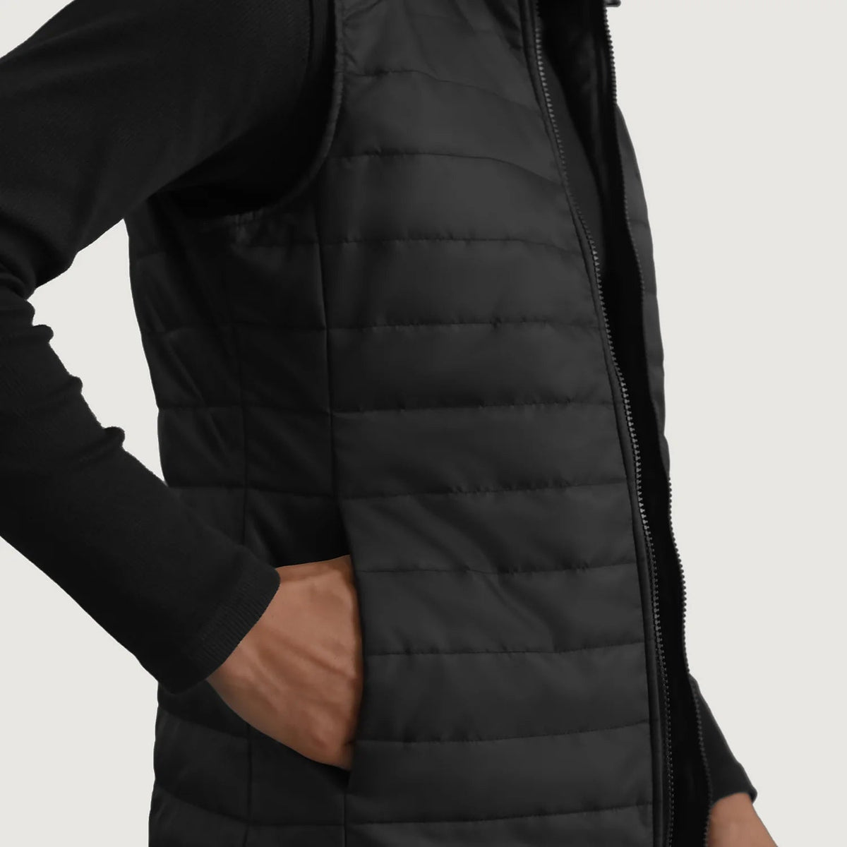 
Sisäpuolen näkymä Showing Quilted Viscose Lining & Kaksi käytännöllistä sisätaskua