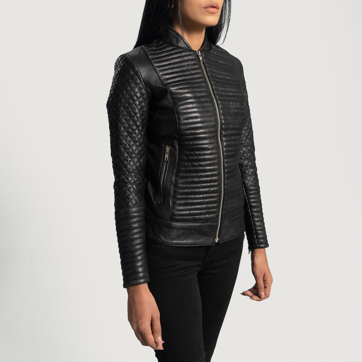 
Black Sheepskin Leather Biker Jacket - Takaa istuvilla olkapäillä ja siistillä helmalla