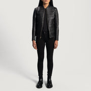 
Yksityiskohtainen lähikuva of Varsity & Zipper Hardware on Cityscape Musta Nahkainen Biker-takki Naisille