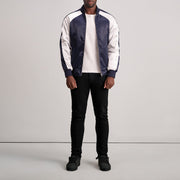 Close-Up Detail of Varsity &amp; Zipper Hardware on Clarke Blue Varsity Nahkatakki Miehille