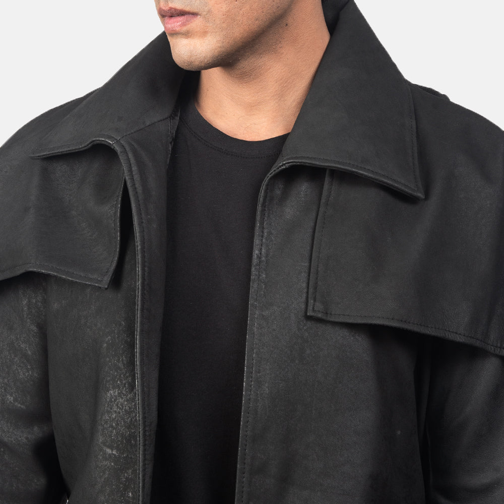 Close-Up Detail of Classic Collar &amp; Heavy-Duty Zipper Hardware on Men's Classic Distressed Musta Leather Duster Miehille