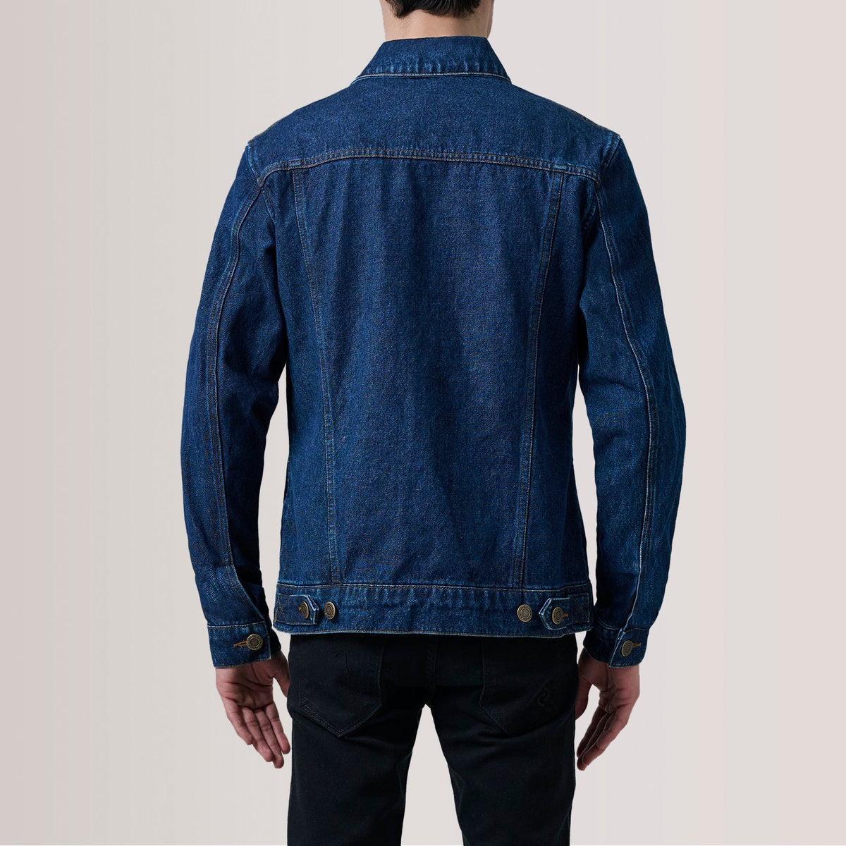 
Yksityiskohtainen lähikuva of Classic Collar & Heavy-Duty Zipper Hardware on Conard Dark Sininen Denim Trucker Nahkatakki Miehille For Men