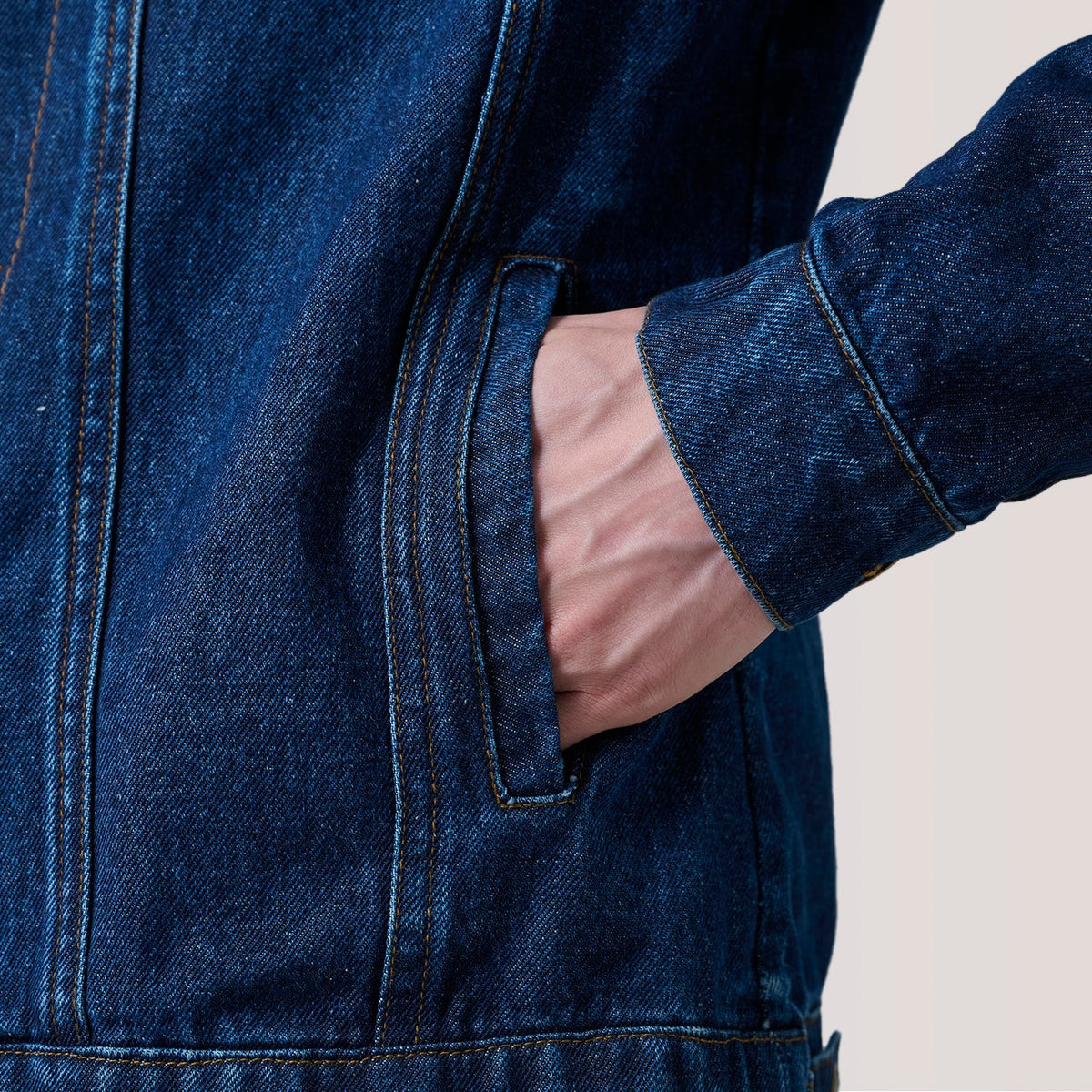 
Sisäpuolen näkymä Showing Quilted Viscose Lining & Kaksi käytännöllistä sisätaskua