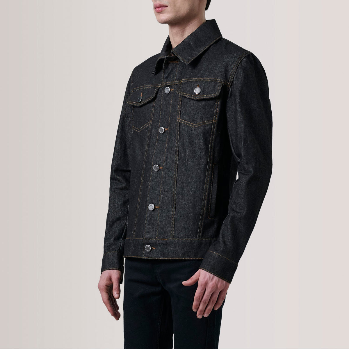 
Conard Faded Musta Denim Trucker Nahkatakki Miehille For Men - Sivuprofiili ergonomisella hihanleikkauksella