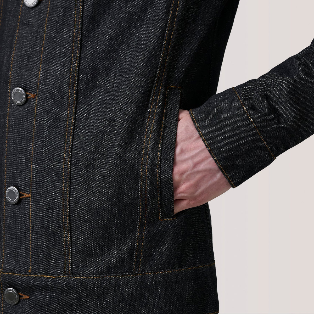 
Sisäpuolen näkymä Showing Quilted Viscose Lining & Kaksi käytännöllistä sisätaskua