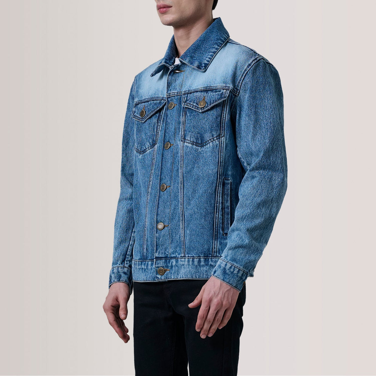 Conard Ice Blue Denim Trucker Nahkatakki Miehille For Men - Lateral Side Profile View Showing Sleeve Cut &amp; Athletic Taper Fit