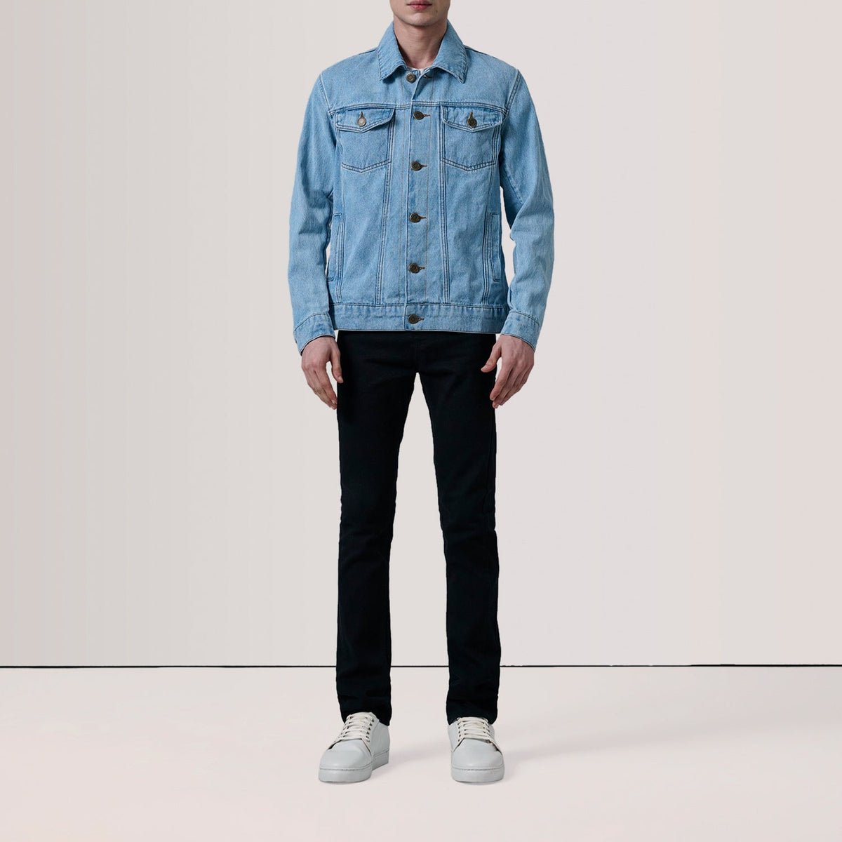 
Light Blue Full-Grain leather Jacket - Takaa istuvilla olkapäillä ja siistillä helmalla
