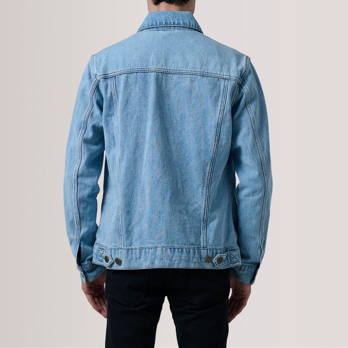 
Yksityiskohtainen lähikuva of Classic Collar & Heavy-Duty Zipper Hardware on Conard Light Sininen Denim Trucker Nahkatakki Miehille For Men