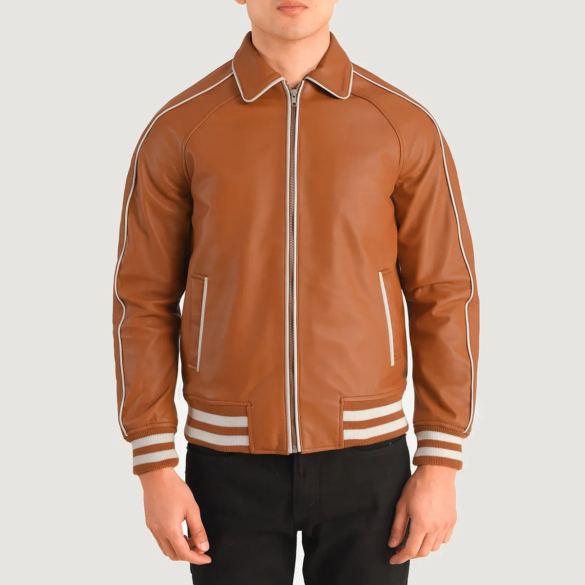 Close-Up Detail of Shirt collar &amp; Zipper Hardware on Cooper Vaaleanruskea Ruskea Leather Varsity Nahkatakki Miehille