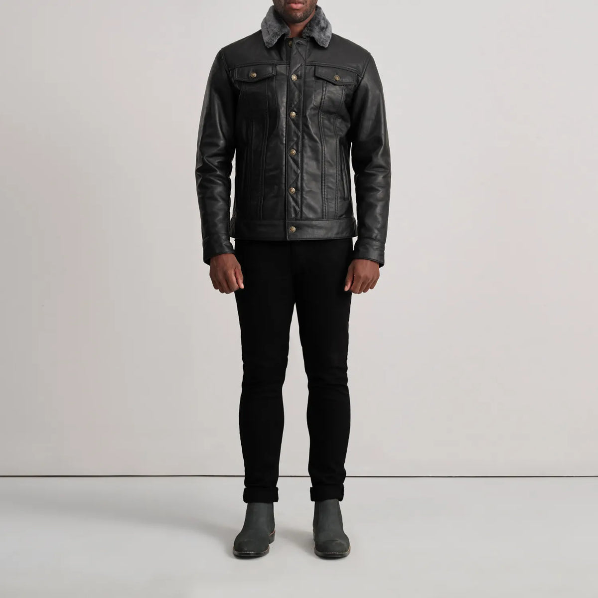 Dallis Musta Leather Shearling Trucker Nahkatakki Miehille - Lateral Side Profile View Showing Sleeve Cut &amp; Athletic Taper Fit