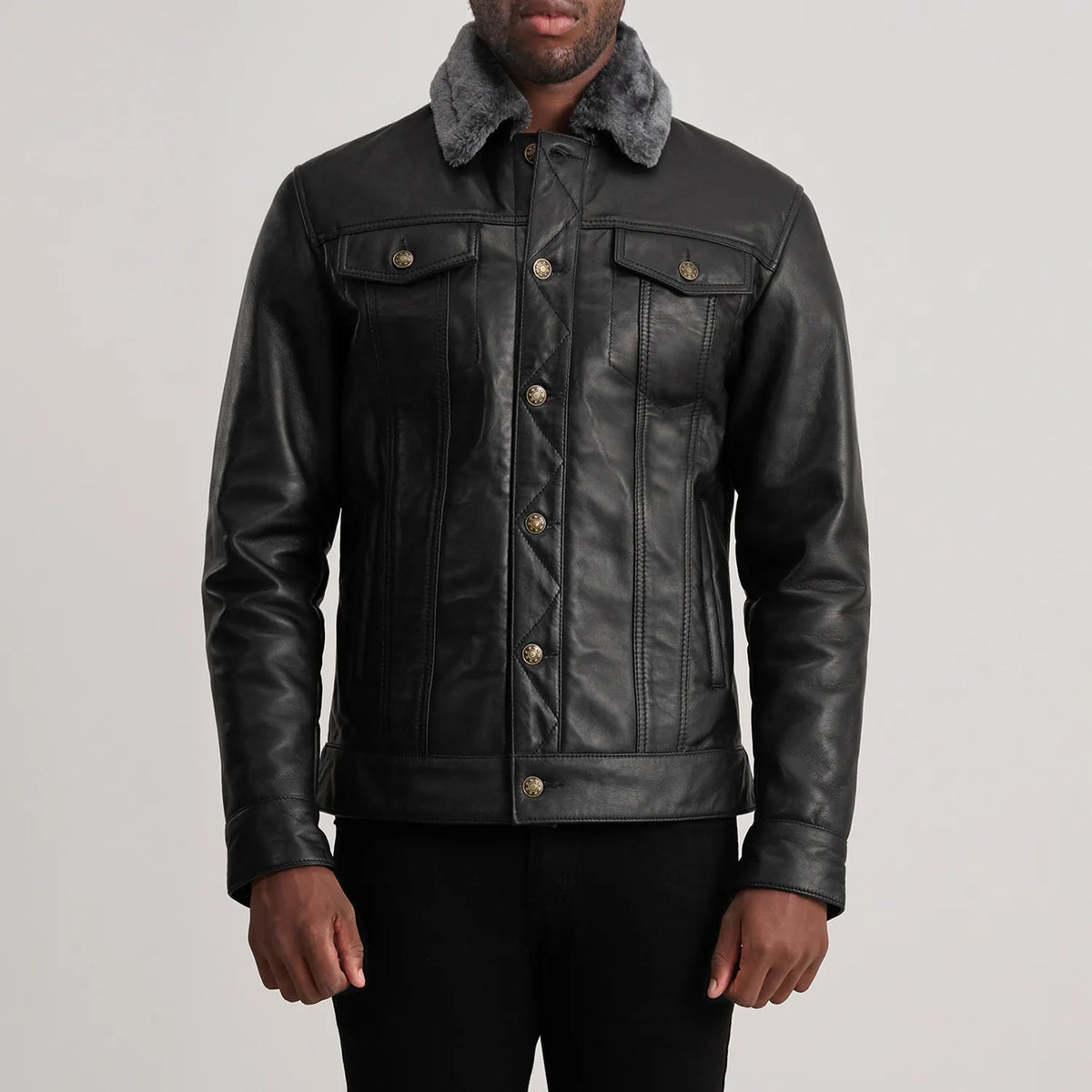 Close-Up Detail of Classic Collar &amp; Button Hardware on Dallis Musta Leather Shearling Trucker Nahkatakki Miehille