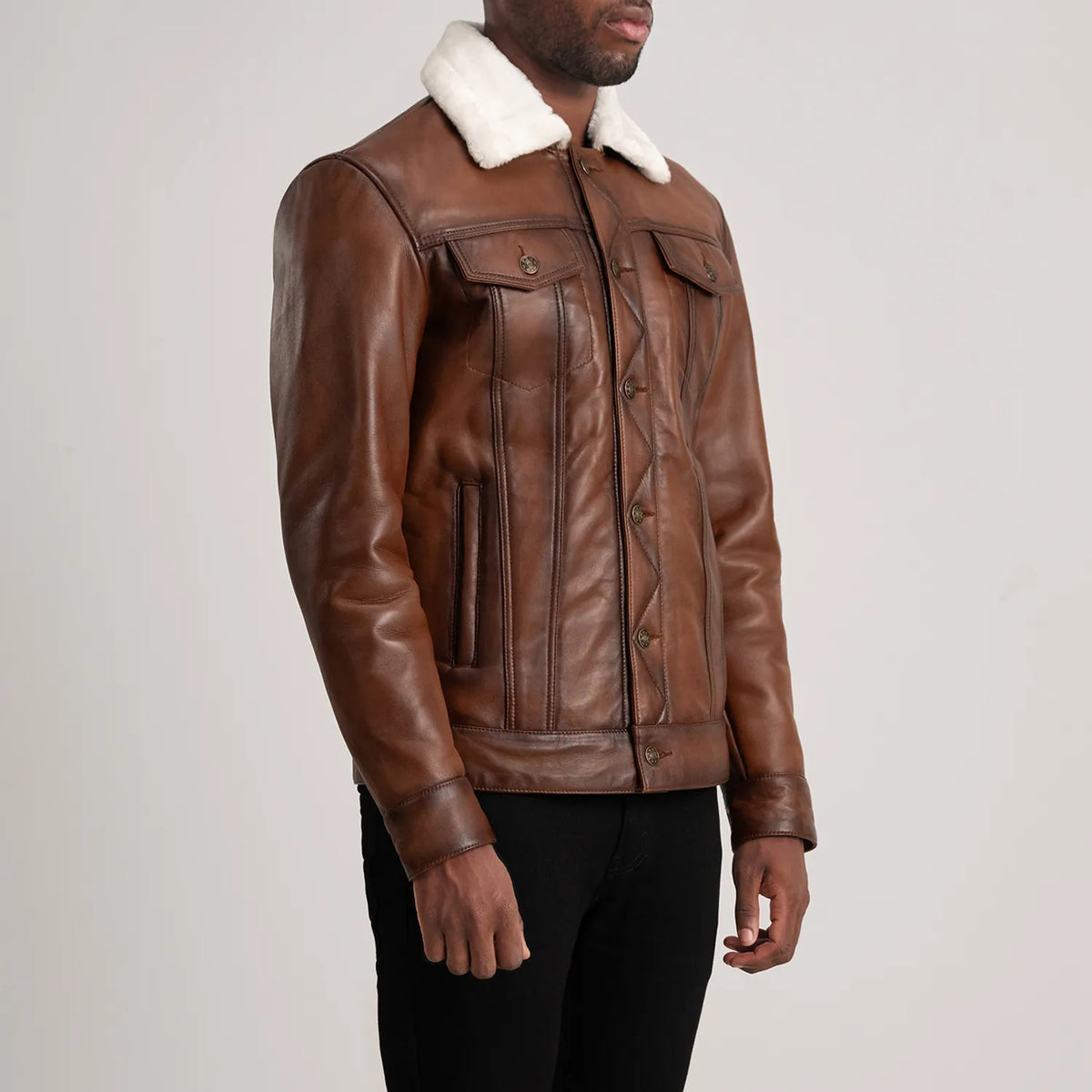 
Waxed Brown Sheepskin Leather Aviator Jacket - Takaa istuvilla olkapäillä ja siistillä helmalla