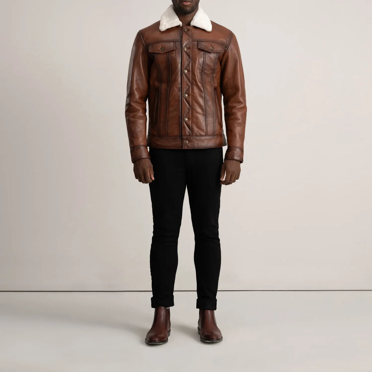 
Dallis Ruskea Leather Shearling Trucker Nahkatakki Miehille - Sivuprofiili ergonomisella hihanleikkauksella