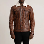 
Yksityiskohtainen lähikuva of Classic Collar & Button Hardware on Dallis Ruskea Leather Shearling Trucker Nahkatakki Miehille