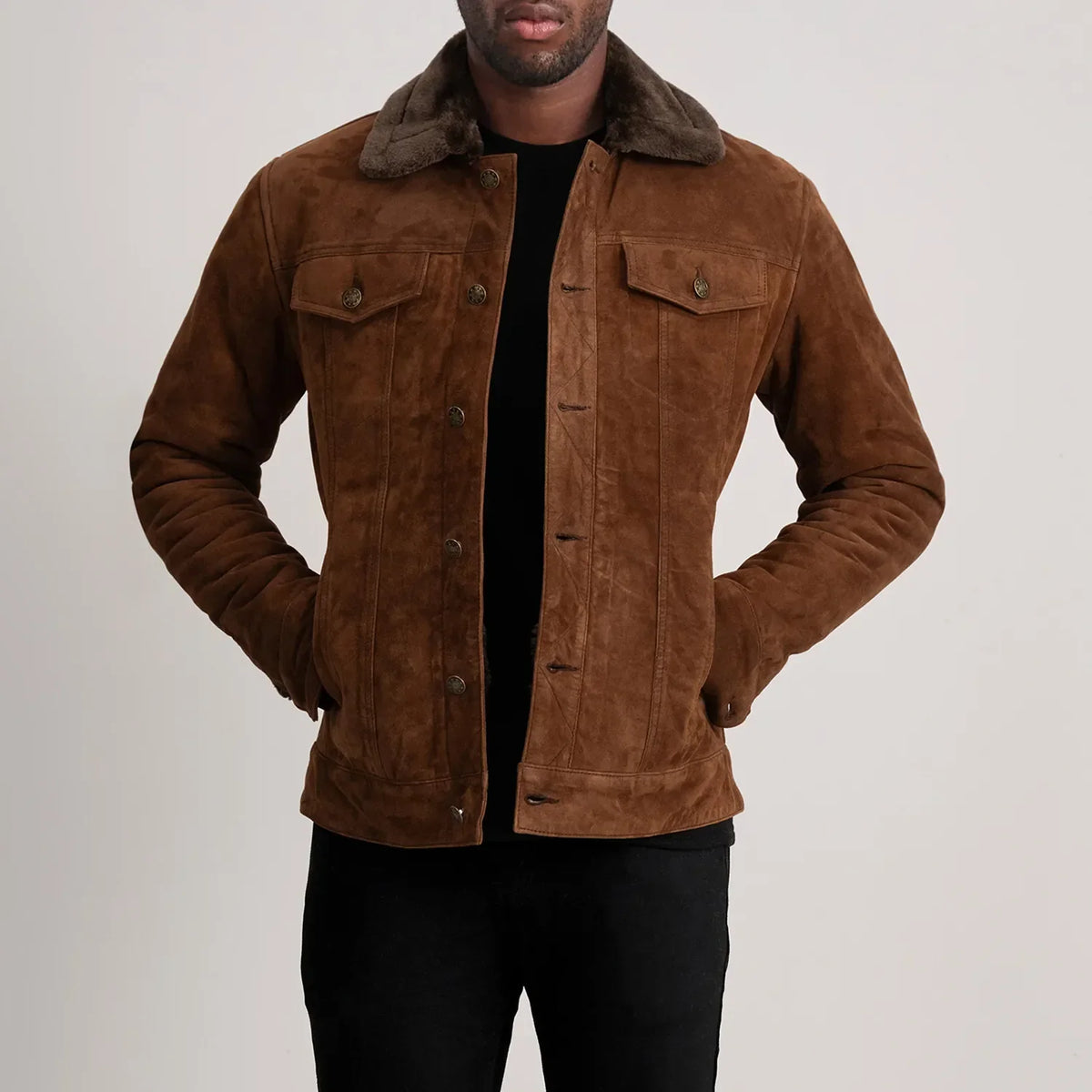 
Dallis Ruskea Suede Shearling Trucker Nahkatakki Miehille - Edestä ja räätälöity siluetti | Osta verkosta
