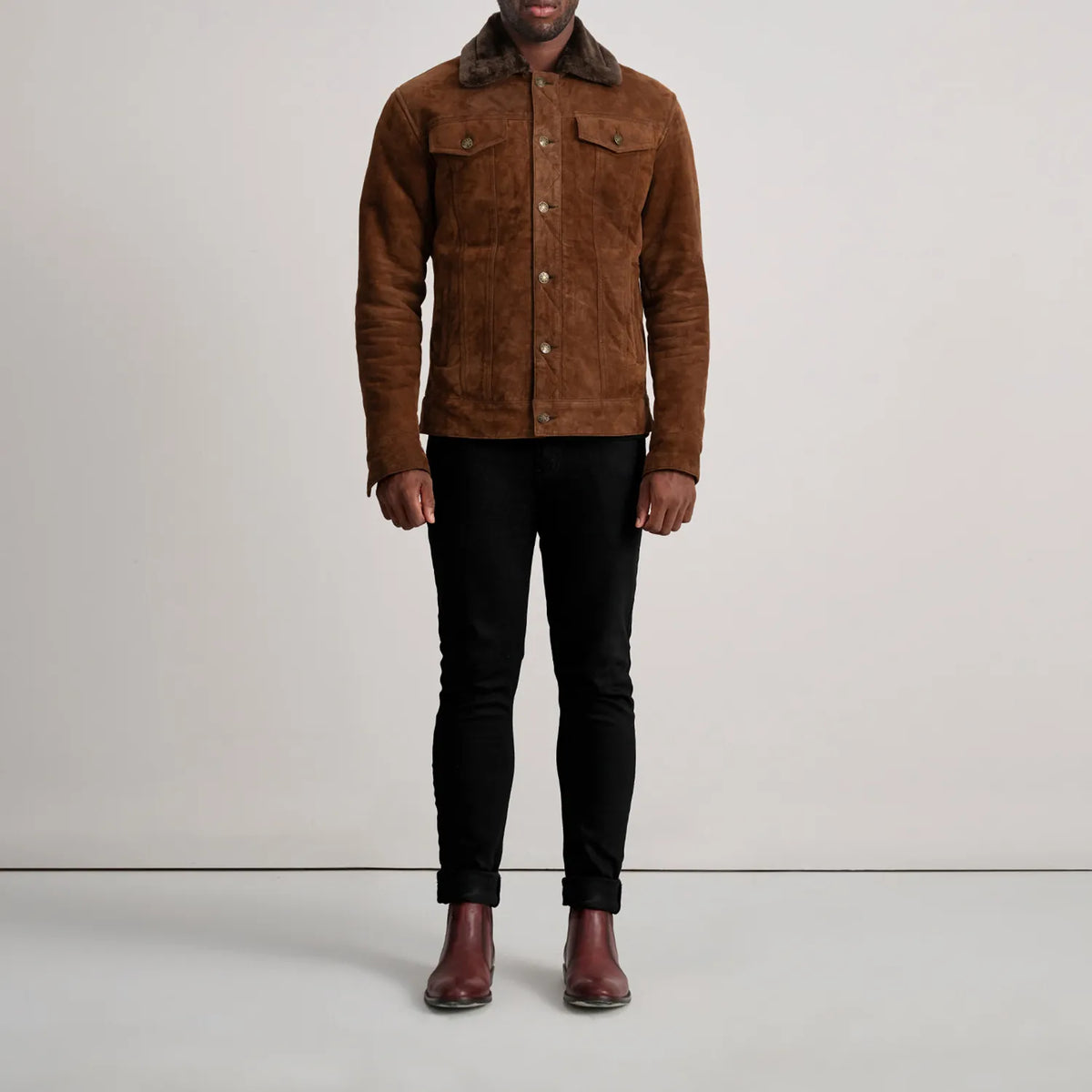 
Dallis Ruskea Suede Shearling Trucker Nahkatakki Miehille - Sivuprofiili ergonomisella hihanleikkauksella