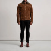 
Dallis Ruskea Suede Shearling Trucker Nahkatakki Miehille - Sivuprofiili ergonomisella hihanleikkauksella