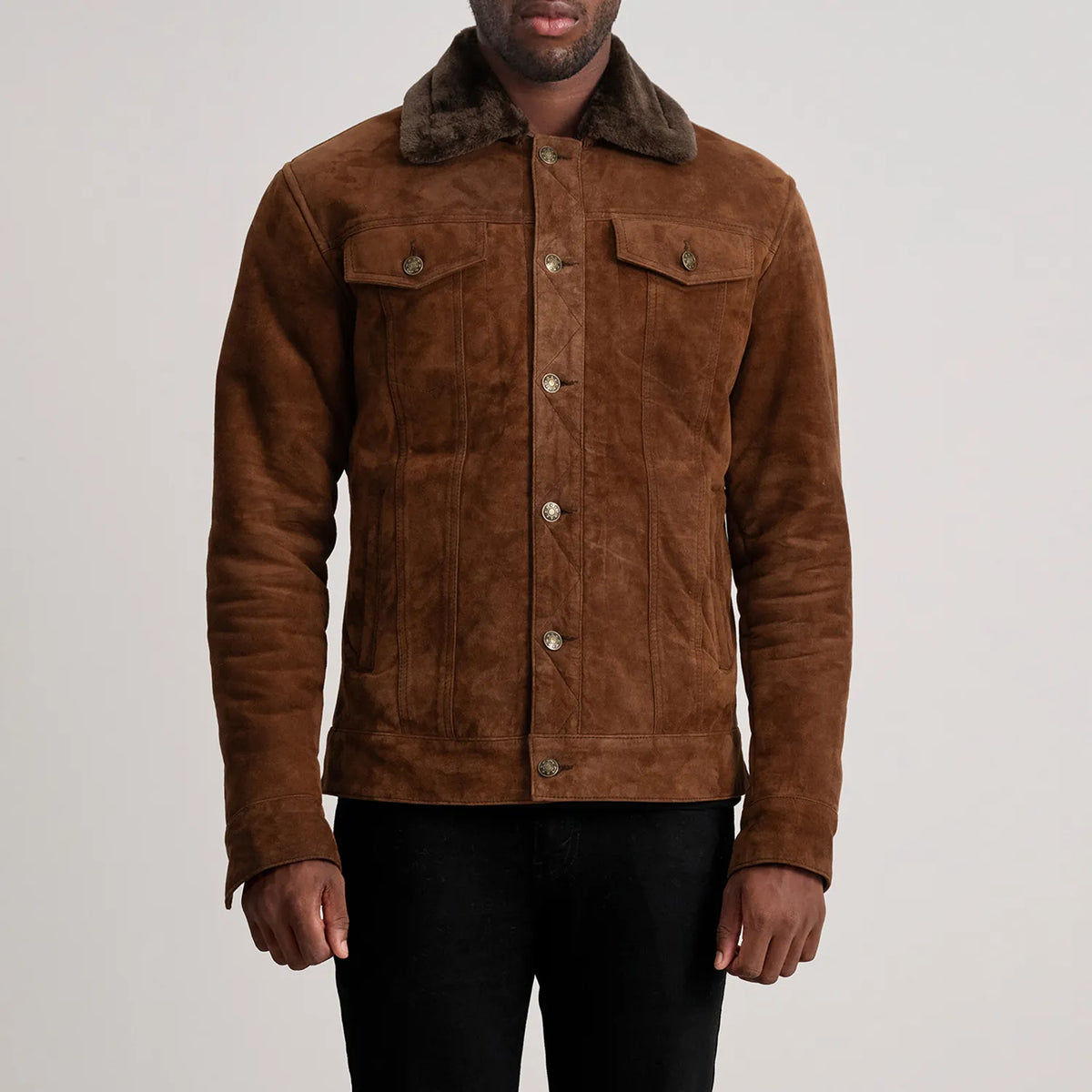 
Yksityiskohtainen lähikuva of Classic Collar & Button Hardware on Dallis Ruskea Suede Shearling Trucker Nahkatakki Miehille