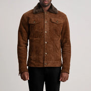 
Yksityiskohtainen lähikuva of Classic Collar & Button Hardware on Dallis Ruskea Suede Shearling Trucker Nahkatakki Miehille