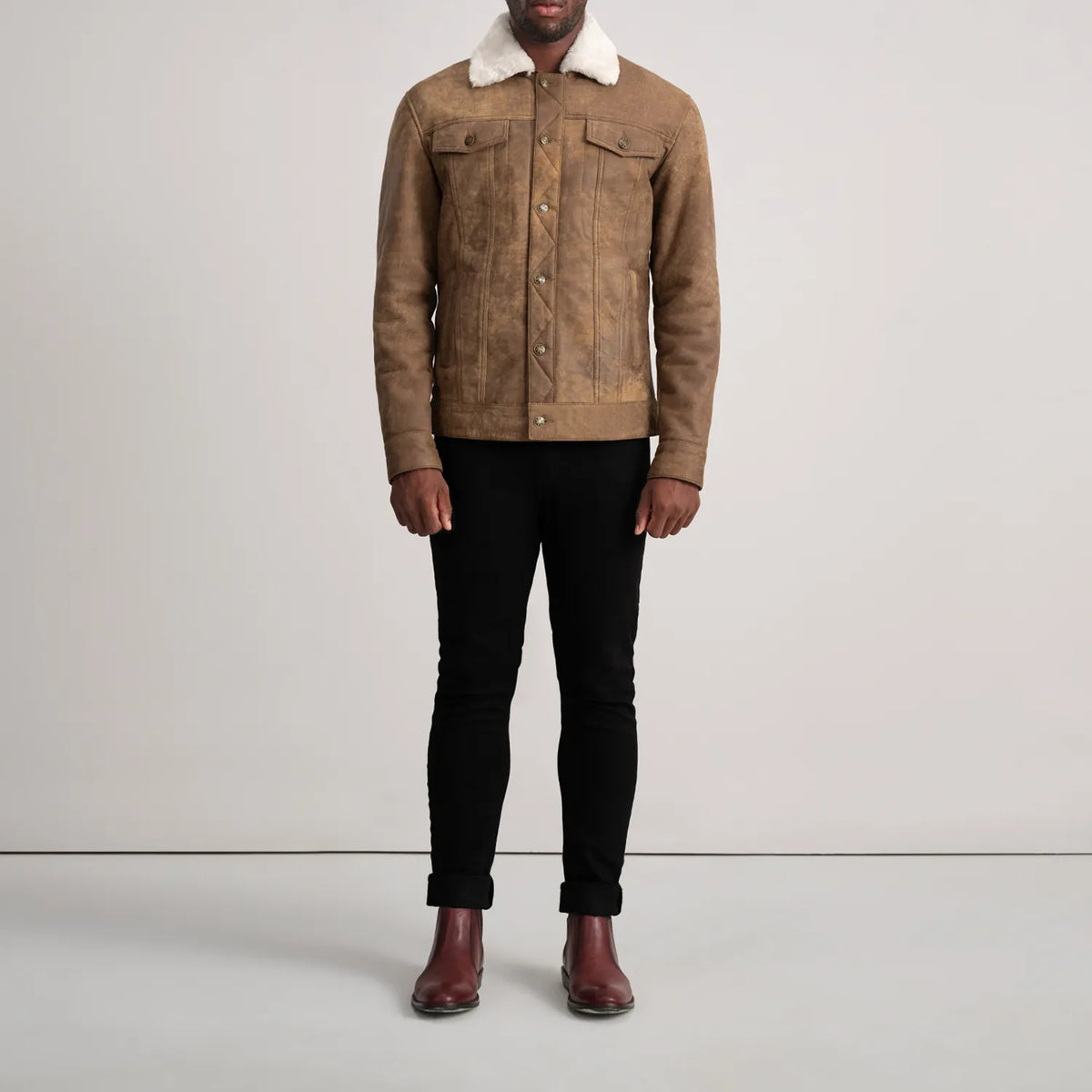 
Dallis Snuffed Brown Shearling Trucker Jacket - Sivuprofiili ergonomisella hihanleikkauksella