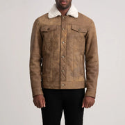 
Yksityiskohtainen lähikuva of Classic Collar & Button Hardware on Dallis Snuffed Brown Shearling Trucker Jacket
