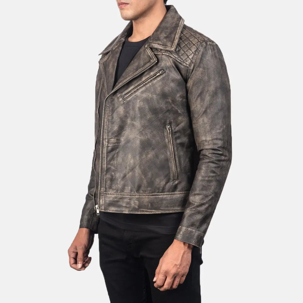 
Päällä sovitetun näkymä:  Danny Quilted Brown Leather Biker Jacket mallin päällä luonnollisessa päivänvalossa