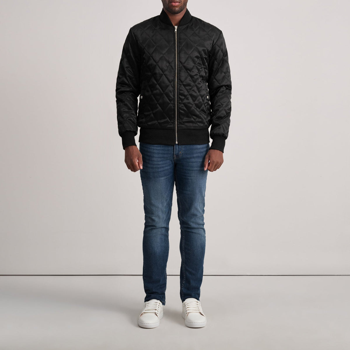 Close-Up Detail of Varsity &amp; Zipper Hardware on Danson Quilted Musta Varsity Nahkatakki Miehille